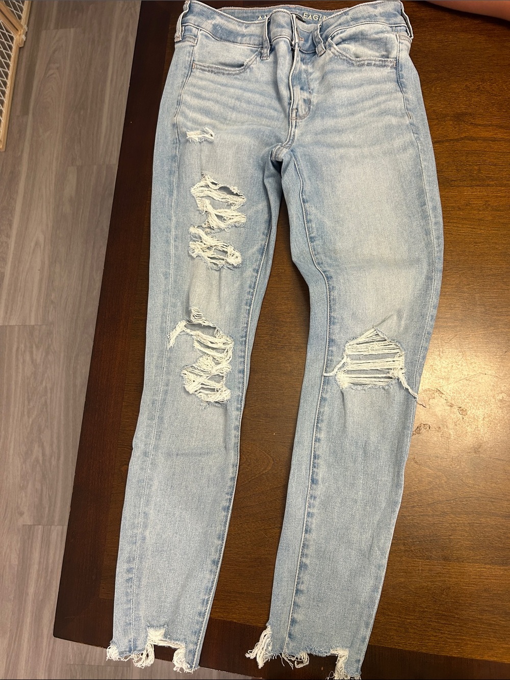 Light Wash Distressed Women’s Jeans 4 short